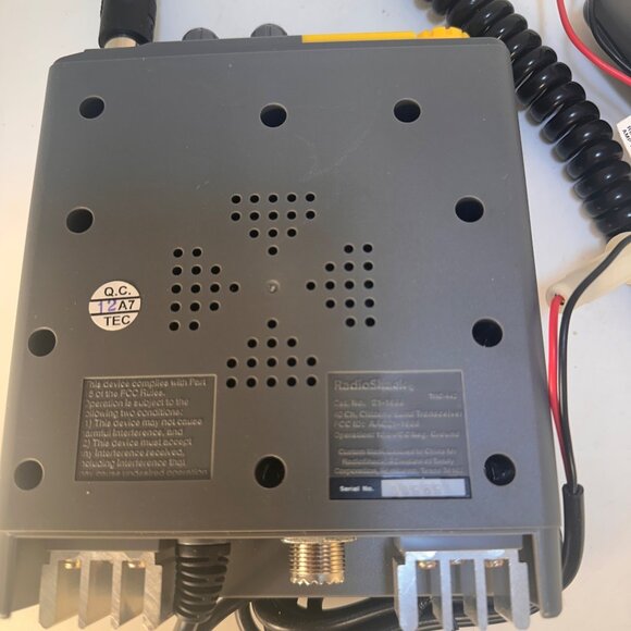 RadioShack TRC-442 Citizens Band Transceiver With Microphone & Wired Connections - Picture 3 of 9